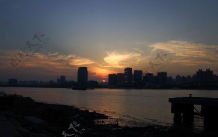 夕阳西下上海黄浦江图片