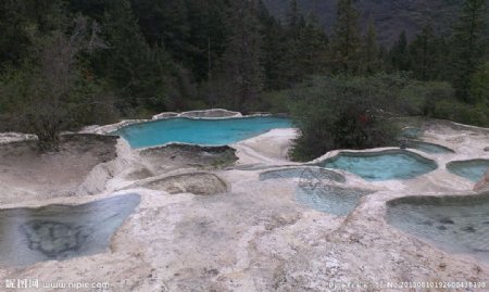山上的水池图片