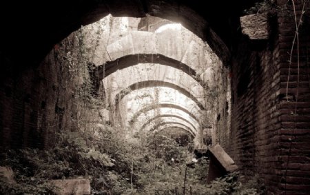 倒塌的隧道桥梁图片