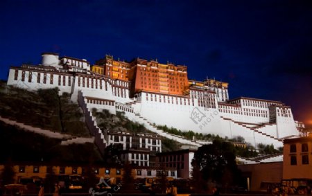 西藏布达拉宫夜景图片