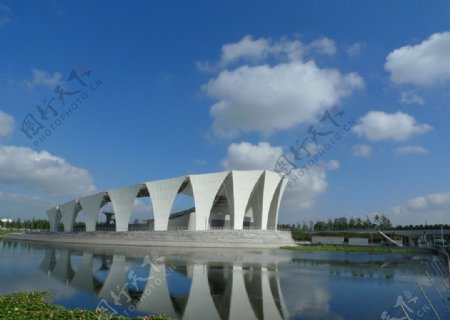 蓝天下的上海东方体育中心图片