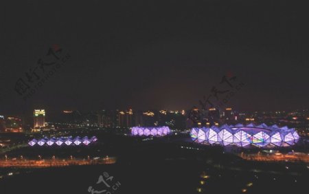 大运会主场馆夜景图片