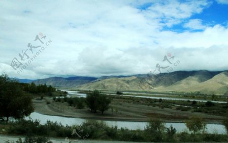 西藏河畔图片