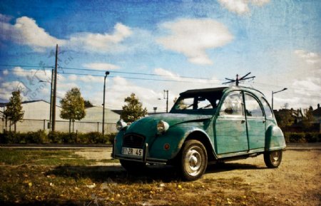 绿色西洋古董车郊外图片