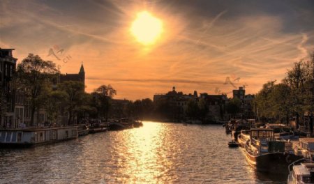 荷兰阿姆斯特丹斯特拉斯堡运河黄昏图片