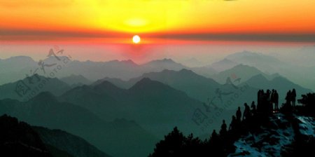 日出黄山染群峰图片
