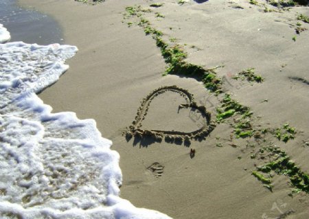 爱心在沙滩图片