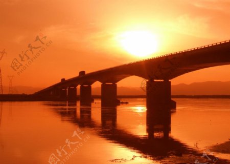 夕阳大桥图片