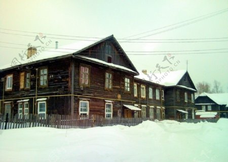 雪中的木屋图片