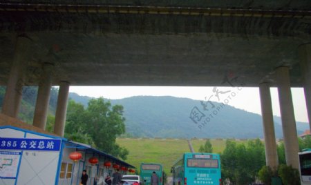清平高速桥底停车场图片