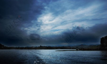 龙泉湖的云光图片