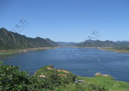 湖泊山脉图片
