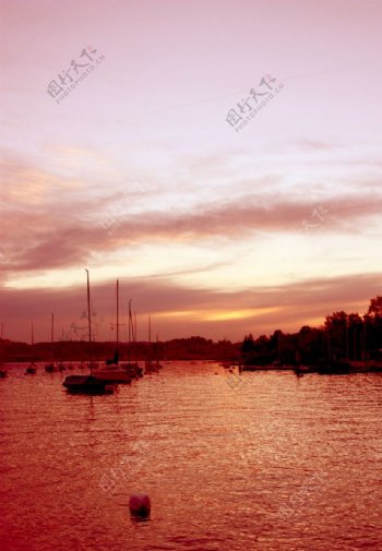 湖泊落日图片