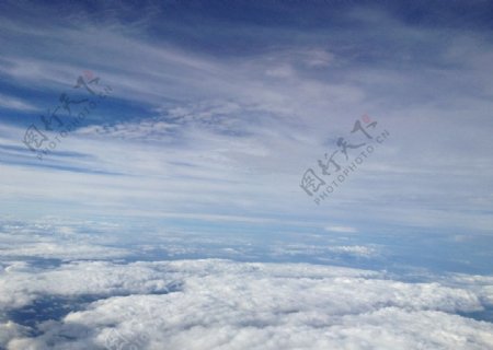 机窗外的蓝天白云图片
