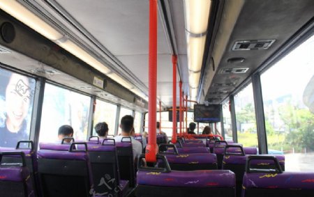 公交车一排座位图片