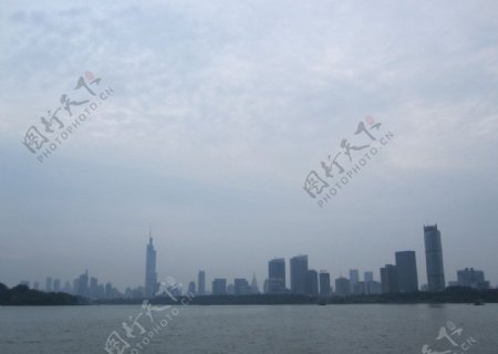玄武湖上看南京图片