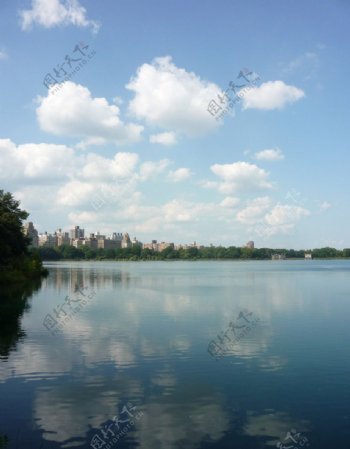 湖畔城市景色图片