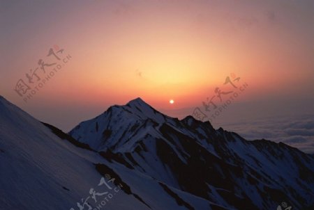 夕阳照雪山图片