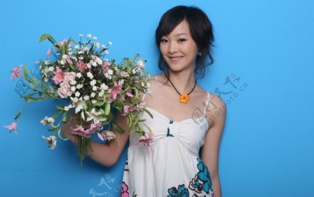 何杜娟鲜花吊带裙装笑容写真图片