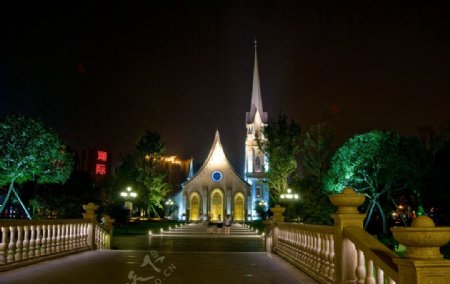 成都南湖度假区教堂夜景图片