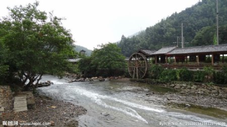 杜鹃山下溪水边图片