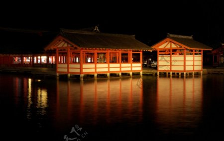 神社夜晚的水中木阁图片