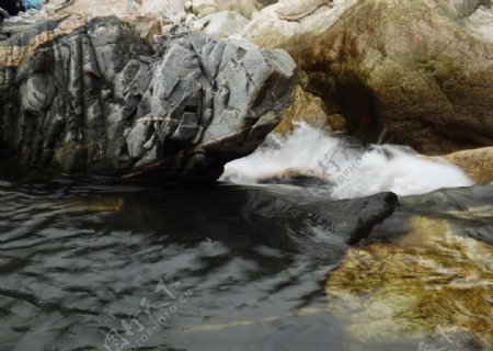 奇石溪涧图片