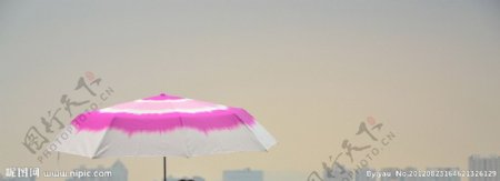 在城市中撑雨伞图片
