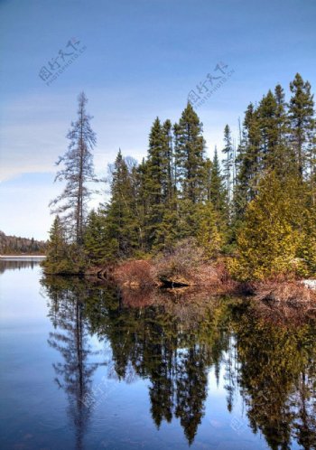 罗兰湖风景倒影图片