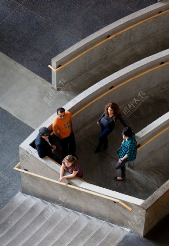 英格兰东南萨里市吉尔福德郡萨里大学室内阶梯爱心通道学生图片