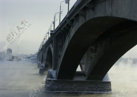 俄罗斯雪雾中的桥图片