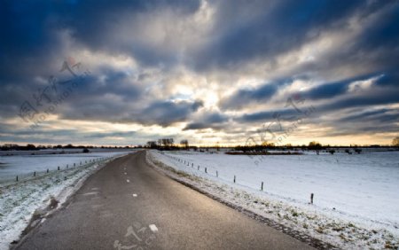 冬天的公路白雪荒野图片
