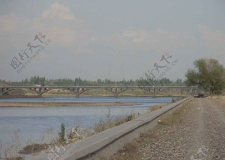 伊犁河老桥图片