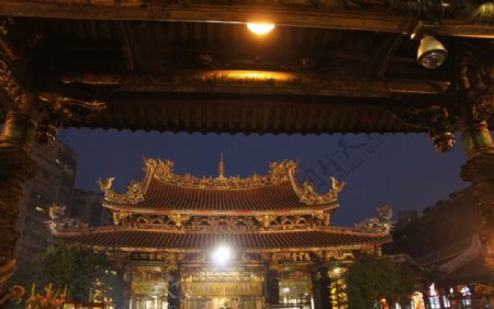台北艋舺龙山寺夜景图片