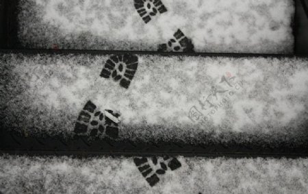 雪地里的脚印图片