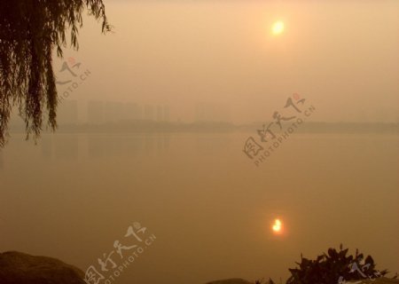 晨雾瓜渚湖图片