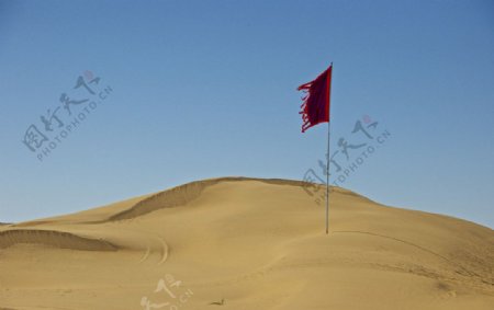 响沙湾沙漠旅游区内的旗帜图片