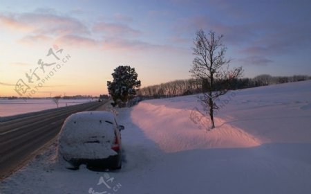 雪地夕阳图片
