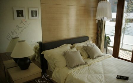 卧室台灯相框生活清新简洁大气房子别墅蓝天阳台休闲图片
