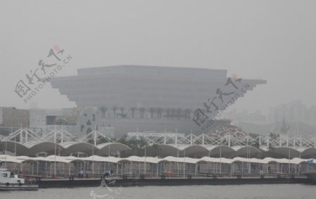 雨雾中世博中国馆图片