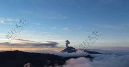 云雾火山图片