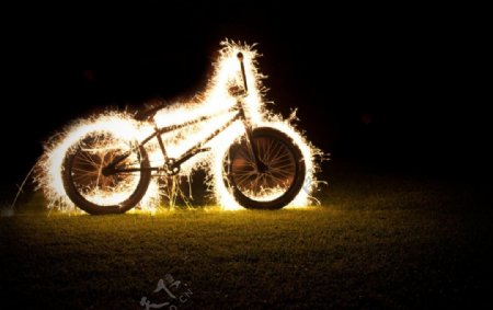 草地上的焰火自行车图片