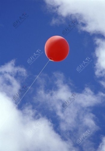 飞上蓝天的气球图片