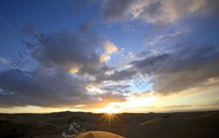 沙漠的黄昏图片