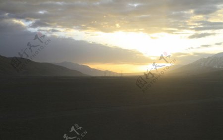 朝阳中的西藏图片