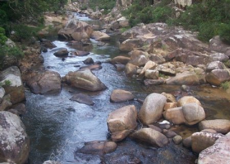 小溪石头图片