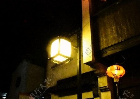 老街夜灯图片