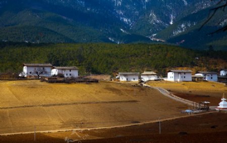 雪山下的村庄图片
