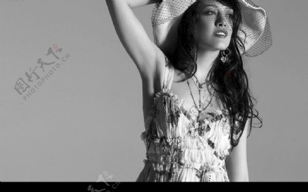 欧美歌手希拉里183达芙HilaryDuff为专辑爱的尊严Dignity拍摄的高清晰专业性感诱惑写真照图片