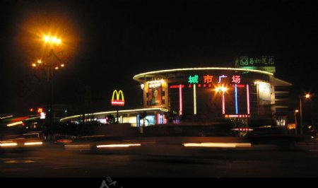 夜色中的城市广场图片